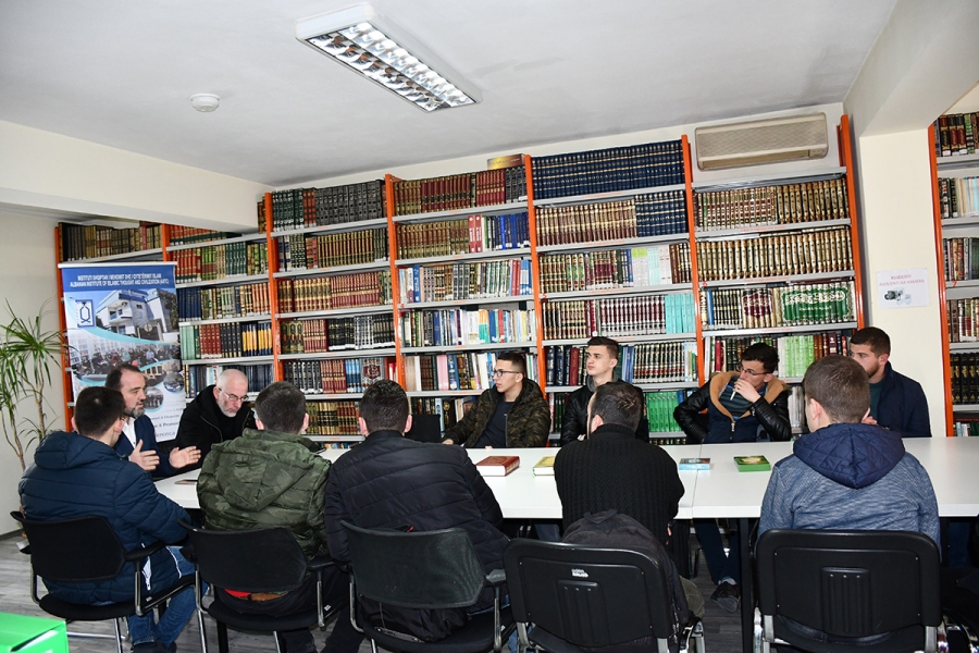 Përvoja e një përkthyesi me tekstet e shenjta të Islamit. Takim studentor me teologun Telat Sula