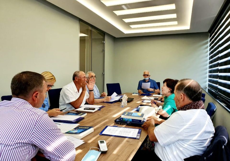 Redaksia e revistës “Univers” diskuton rreth artikujve që do të botohen në numrin 22 të radhës